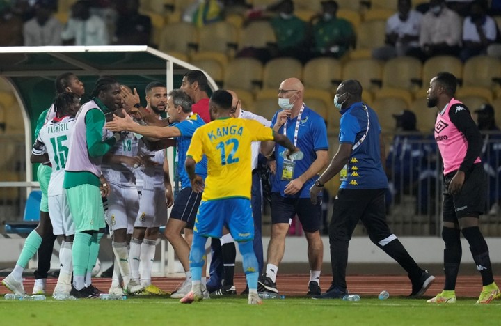 Úder päsťou a skrývanie sa v šatni. Ďalší bizár na Africkom pohári